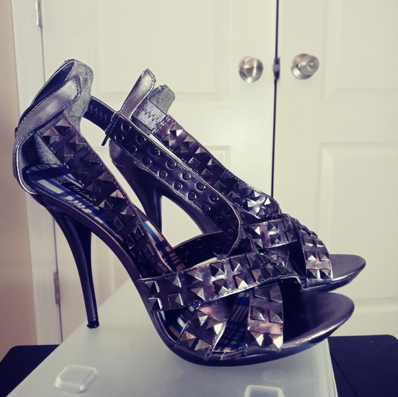 Michael Antonio Women's Silver Heels - Picture 2 of 10